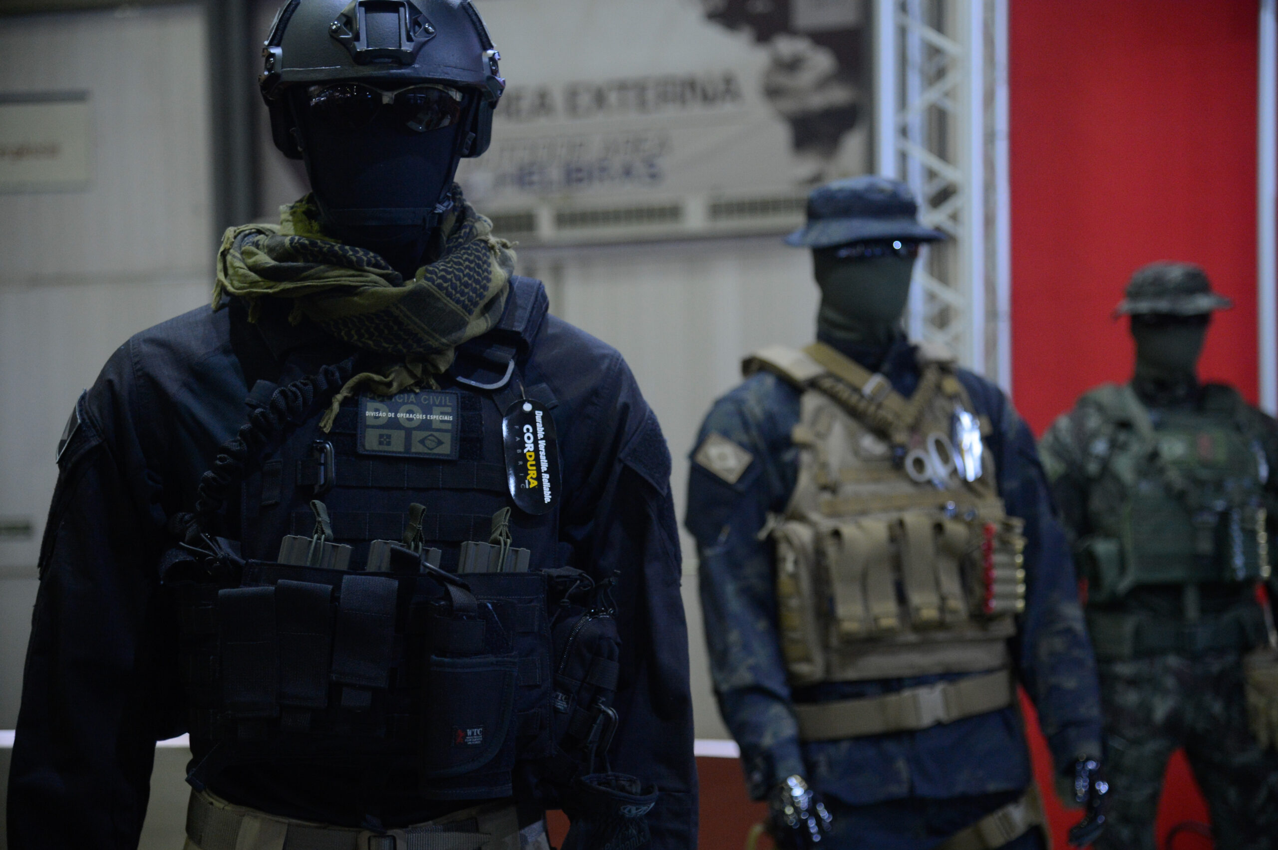 A corrida armamentista e o colapso da segurança pública no Rio de Janeiro. Fotografia de manequins de policiais
