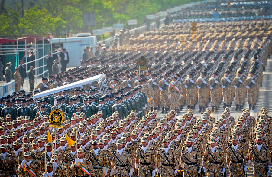 O Irã na reconfiguração estratégica do Oriente Médio. Foto de uma fila de soldados