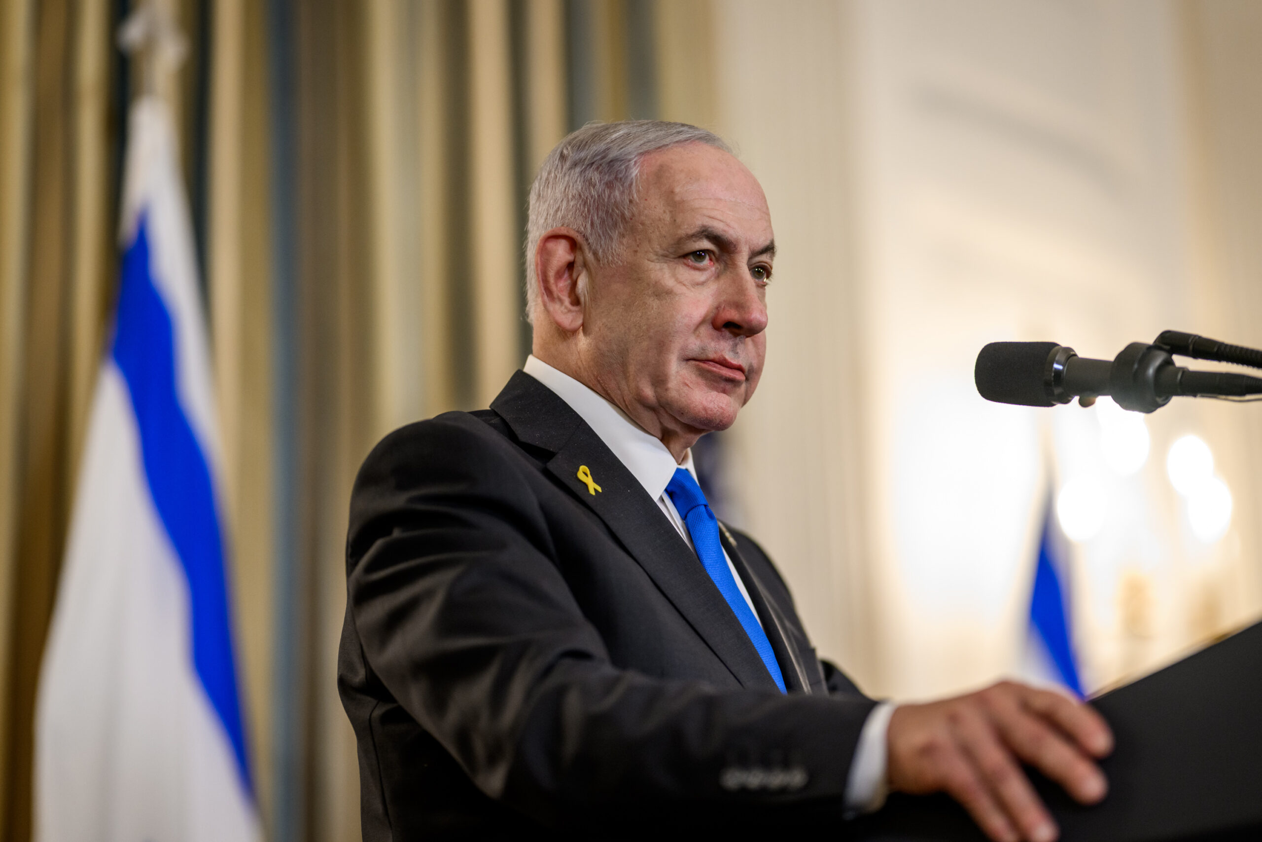 Os limites da ofensiva Israelense e Estadunidense contra o Irã. Foto de Netanyahu em frente a um microfone