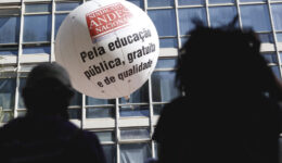 Brasília (DF), 14/06/2024 - Professores, técnicos-administrativos e estudantes de universidades federais e institutos federais de ensino em greve fazem manifestação na Esplanada dos Ministérios. Foto: Marcelo Camargo/Agência Brasil