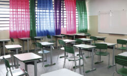 Sala de aula vazia da Escola Estadual Terezine Arantes Ferraz Bibliotecaria, no Parque Casa de Pedra, zona norte da capital.