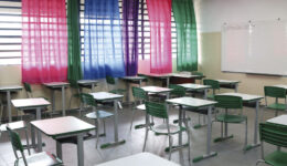 Sala de aula vazia da Escola Estadual Terezine Arantes Ferraz Bibliotecaria, no Parque Casa de Pedra, zona norte da capital.