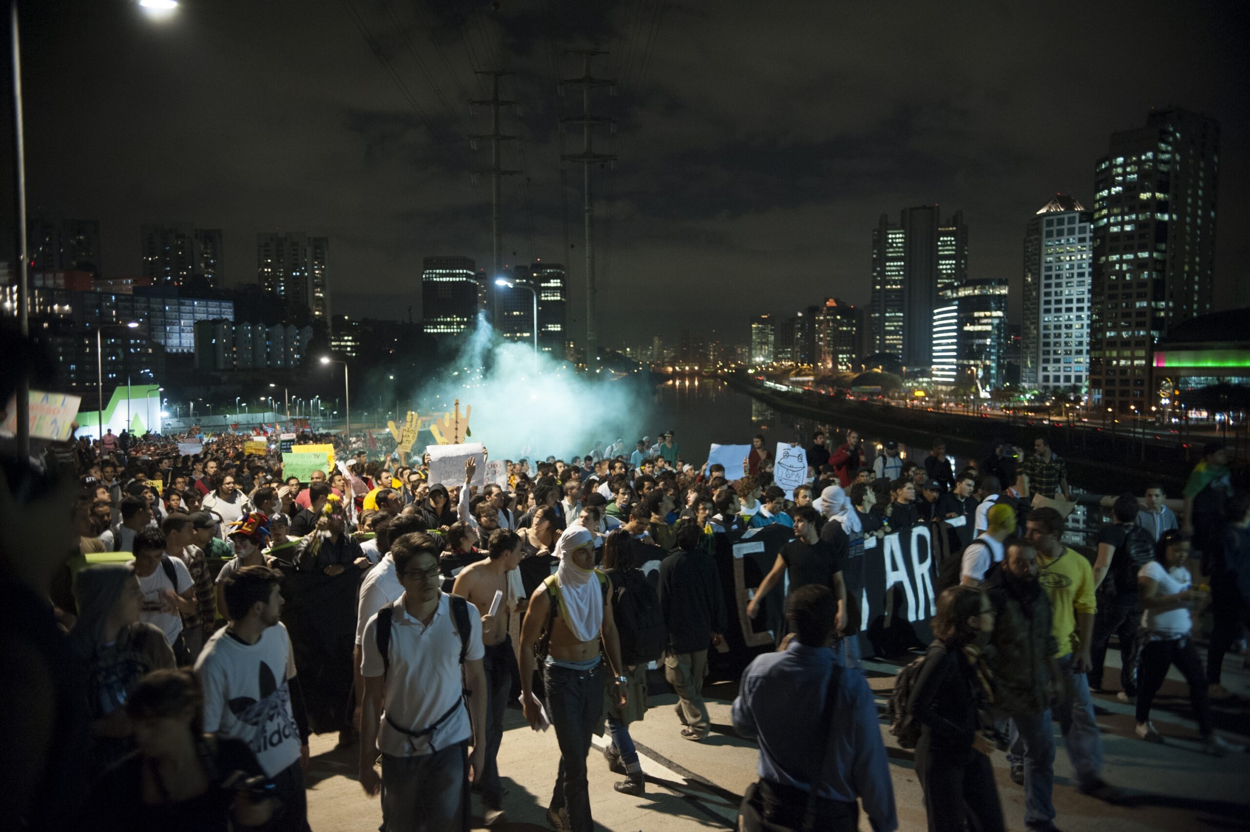 Deimopolítica é a forma de governo pela qual o capitalismo organiza a fantasia social por meio da tríade medo-esperança-terror, tornando o pânico uma forma de alimento cotidiano, e a guerra cultural, uma dieta ideológica regular.