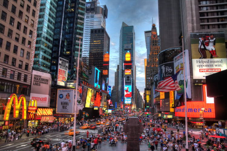 Pelas barbas da Utopia: soluções marketeiras de última hora: fotografia da Times Square. Marca do McDonalds chama atenção