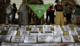 Mulheres protestam contra o PL 1904/24 no Rio de Janeiro