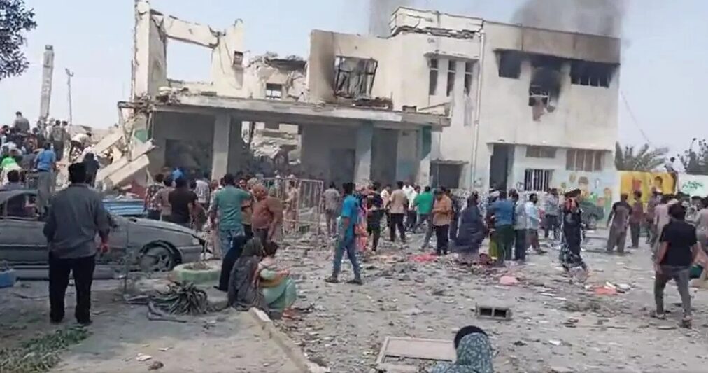 Mochilas cor-de-rosa cobertas de sangue: quando a infância vira alvo. Fotografia da escola bombardeada