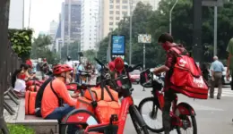 Uberização afeta entregadores de aplicativo