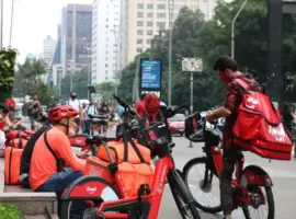 Uberização afeta entregadores de aplicativo