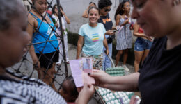 Pag04-05_Le_Monde_Edicao_227_Silvia_Foto_Beto_Figueiroa