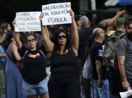 Professores da rede pública fazem greve e protesto no Rio de Ja
