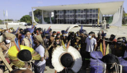 Indígenas descem a esplanada dos ministérios em direção ao STF para a realização de uma vigĺia contra o Marco Temporal