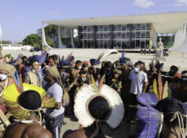 Indígenas descem a esplanada dos ministérios em direção ao STF para a realização de uma vigĺia contra o Marco Temporal