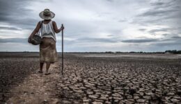mulheres-em-pe-em-solo-seco-e-equipamentos-de-pesca-aquecimento-global-e-crise-da-agua_1_1