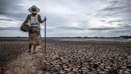 mulheres-em-pe-em-solo-seco-e-equipamentos-de-pesca-aquecimento-global-e-crise-da-agua_1_1