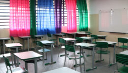 Sala de aula vazia da Escola Estadual Terezine Arantes Ferraz Bibliotecaria, no Parque Casa de Pedra, zona norte da capital.