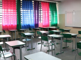 Sala de aula vazia da Escola Estadual Terezine Arantes Ferraz Bibliotecaria, no Parque Casa de Pedra, zona norte da capital.