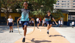 Sem celulares, melhora desempenho de estudantes no Rio