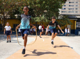 Sem celulares, melhora desempenho de estudantes no Rio