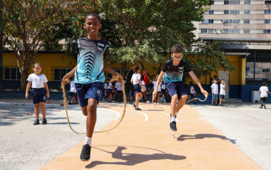Sem celulares, melhora desempenho de estudantes no Rio