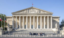 Pag02_Le_Monde_Edicao_229_Breville_Foto_ZeusUpsistos_Wikimedia-Commons