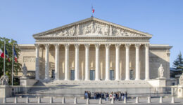 Pag02_Le_Monde_Edicao_229_Breville_Foto_ZeusUpsistos_Wikimedia-Commons