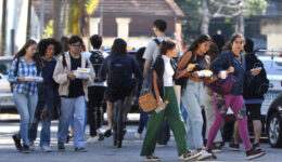 Rio de Janeiro (RJ), 06/07/2023 - Estudantes universitários no campus Praia Vermelha da UFRJ. Foto:Tânia Rêgo/Agência Brasil
