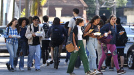 Rio de Janeiro (RJ), 06/07/2023 - Estudantes universitários no campus Praia Vermelha da UFRJ. Foto:Tânia Rêgo/Agência Brasil