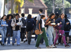 Rio de Janeiro (RJ), 06/07/2023 - Estudantes universitários no campus Praia Vermelha da UFRJ. Foto:Tânia Rêgo/Agência Brasil