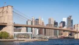 Brooklyn_Bridge_and_the_Lower_Manhattan_skyline_from_Pebble_Beach,_New_York