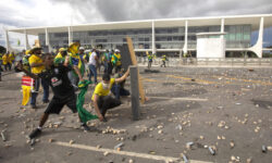 Brasilia 07/02/2023 - Manifestantes invadem predios publicos na praca dos Tres Poderes, na foto manifestantes arrastam grades que ficam na frente do Palacio do Planalto