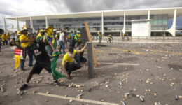 Brasilia 07/02/2023 - Manifestantes invadem predios publicos na praca dos Tres Poderes, na foto manifestantes arrastam grades que ficam na frente do Palacio do Planalto