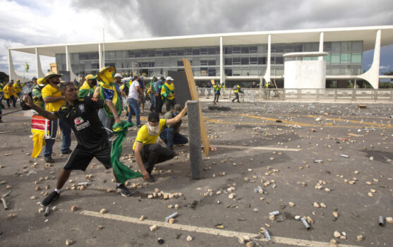 Brasilia 07/02/2023 - Manifestantes invadem predios publicos na praca dos Tres Poderes, na foto manifestantes arrastam grades que ficam na frente do Palacio do Planalto