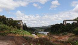 A mineração distribui seus produtos pelo mundo, mas deixa seus riscos nos territórios