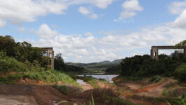 A mineração distribui seus produtos pelo mundo, mas deixa seus riscos nos territórios