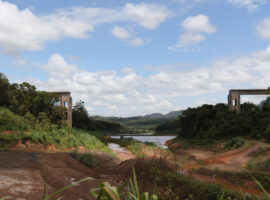 A mineração distribui seus produtos pelo mundo, mas deixa seus riscos nos territórios