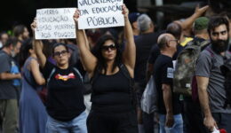 Professores da rede pública fazem greve e protesto no Rio de Ja