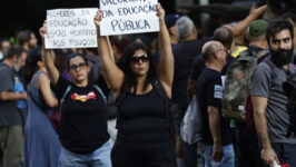 Professores da rede pública fazem greve e protesto no Rio de Ja