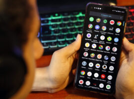 Crianças com perfil aberto em redes sociais