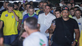 Flávio Bolsonaro fala com jornalistas após derrota no segundo