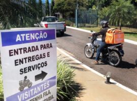 Entregadores_essenciais_-_Lucas_Cheiddi_-_Entregador_entrando_na_portaria_de_condomínio_-
