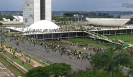 Invasão_do_Palácio_do_Congresso_Nacional_durante_o_8_de_Janeiro_(cropped)