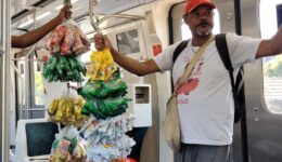 Vendedor_de_rua_no_trem
