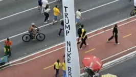 manifestantes-levaram-missil-inflavel-para-a-avenida-paulista-com-pedido-para-donald-trump-atacar-o-brasil-1792353243811_v2_900x506.jpg